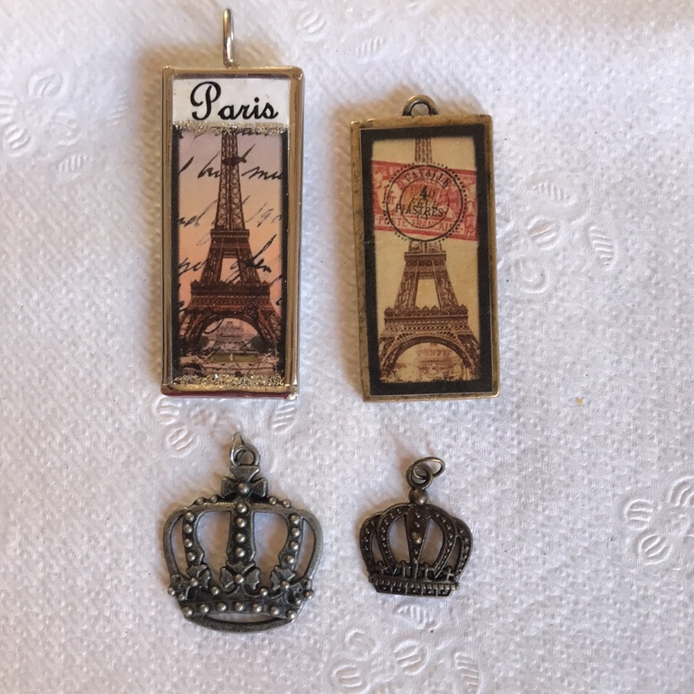 Set of 4 pendants for jewelry making 2 of the Eiffel tower of Paris and 2 crowns